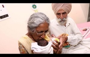 Hindistan'da Annelik Duygusunu İlk Defa 70 Yaşında Tadan Kadın