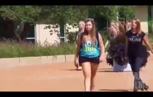 Kızlara Yapılan Çiçek Şakası