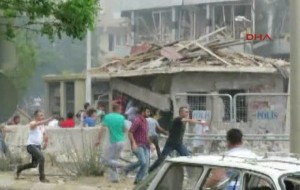 Midyat Emniyet Müdürlüğü'ne bomba yüklü araçla saldırı