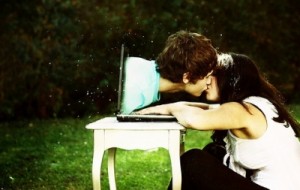 Uzak Mesafe İlişkilerini Yürütebilmenin 6 Yolu