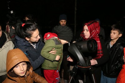 İstanbullular Süper Ay’ı teleskoplarla izlediler