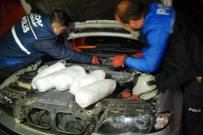 Arabasının gizli bölümlerinden 15 kilo esrar çıktı