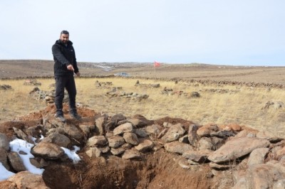 Define korsanları şehitliği talan etti