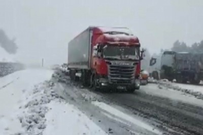 Kar onlarca aracı Sivas'ta yolda bıraktı