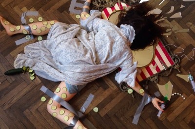 Feci Komik Şekilde Düşmüş Gibi Poz Veren İnsanları Konu Alan Fotoğraf Serisi