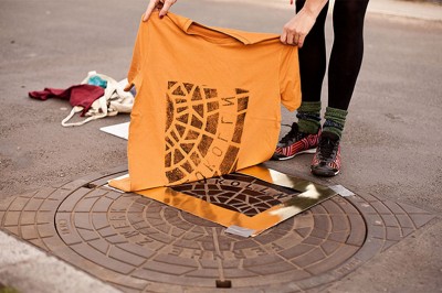 Şehrin Rögar Kapaklarını Kullanarak Çanta ve Tişört Baskısı Yapan Çılgın Baskıcılar