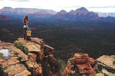 Anne, 3 Yaşındaki Kızıyla Doğada Geziyor, Tırmanıyor, Çadır Kuruyor