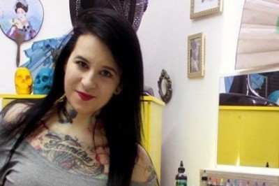 Şiddete Maruz Kalan Kadınların Kalıcı Yara İzlerini Ücretsiz Dövme Yaparak Kapatan Sanatçı