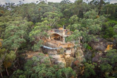 Bir Mağara Keşfetti, Orada Dünyanın En Güzel Manzarasını Gördü, Dayanamayıp Ev Haline Getirdi