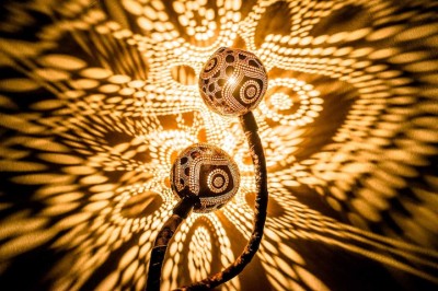 Işıklarının Düştüğü Duvarları Masalsı Motiflerle Dolduran El Yapımı Lambalar