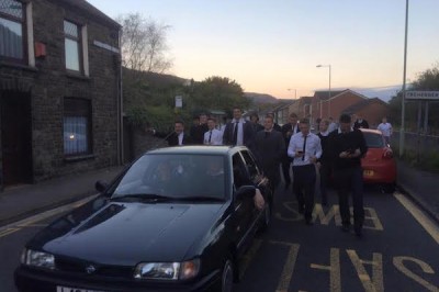 Tüm Zamanını Kız Arkadaşıyla Geçiren Genç İçin Arkadaşları Cenaze Merasimi Düzenliyor