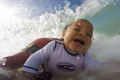 9 Aylık Bebeğiyle Birlikte Sörf Yapan Çılgın Baba