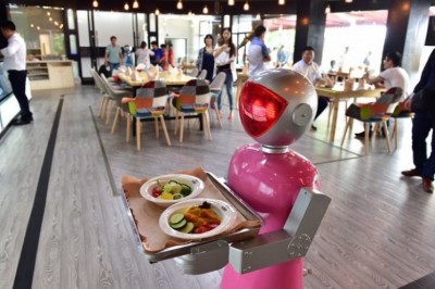 Çinde Garsonların Yerini Robotlar Alıyor!